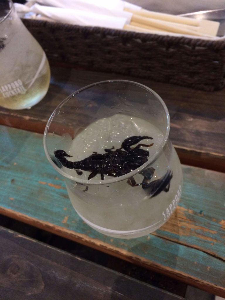 大阪<なんば>でゲテモノが食える。爬虫類カフェ「ROCK STAR」のサソリ酒